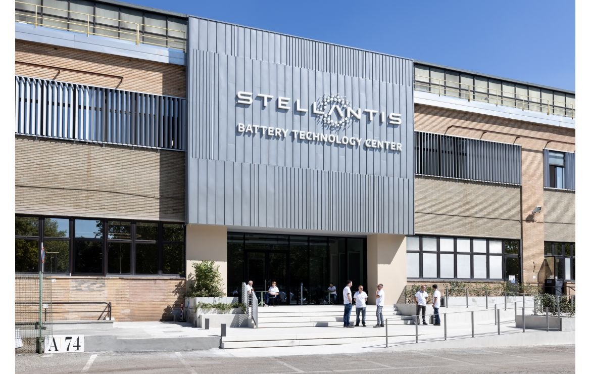 Stellantis inaugura seu primeiro centro de tecnologia de baterias, na Itália | Stellantis