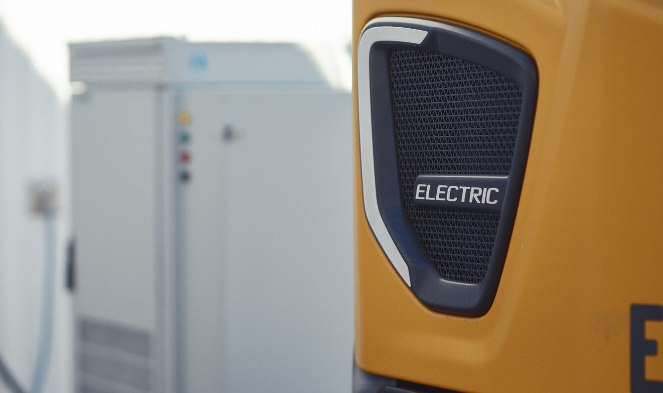 Volvo CE anuncia protocolo de carregamento elétrico para acelerar processo rumo a eletromobilidade