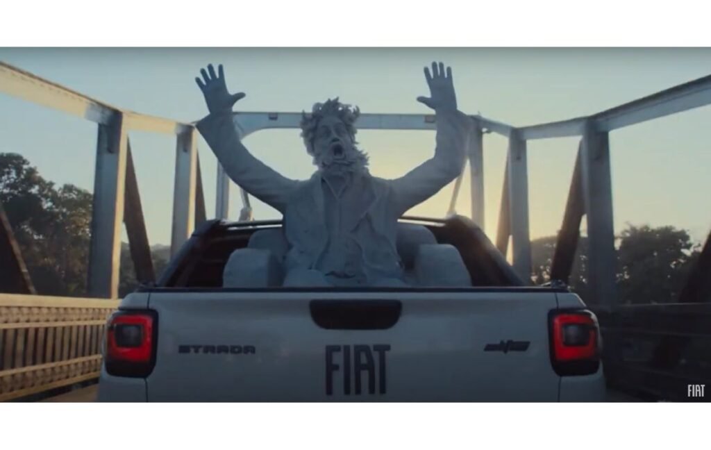 Performance da Strada com novo motor surpreende até estátua em nova campanha da Fiat | Fiat