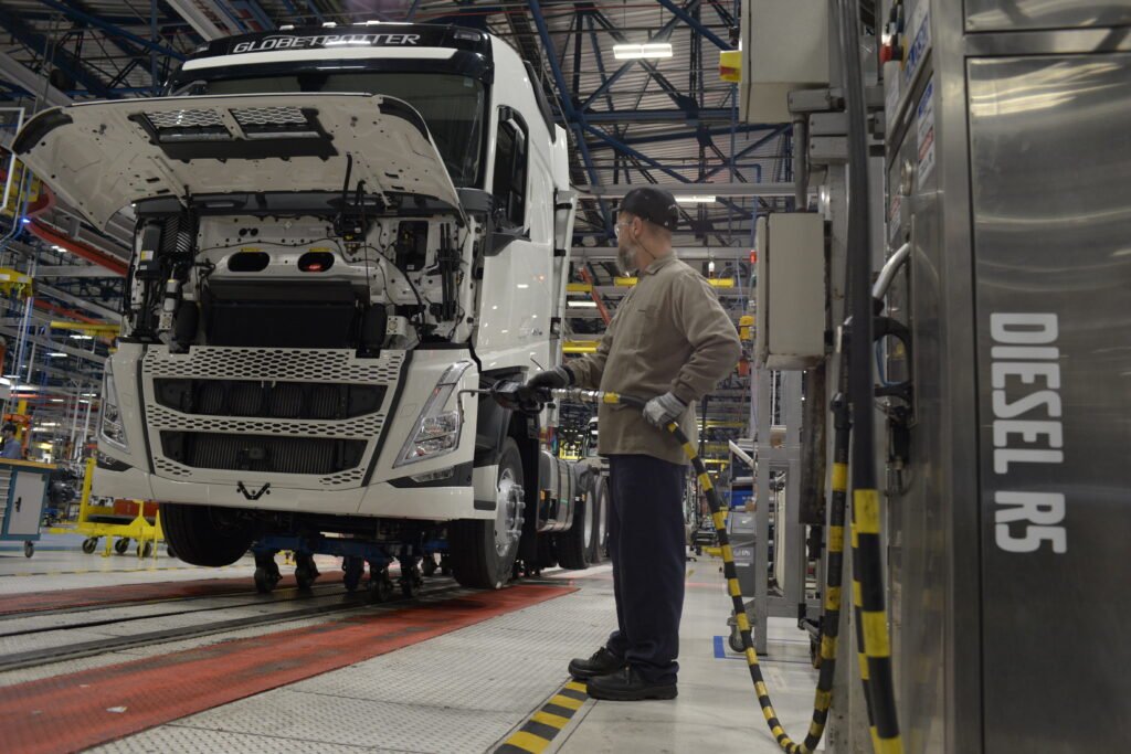 Volvo é a primeira a adotar diesel renovável R5 da Petrobras nos abastecimentos de fábrica